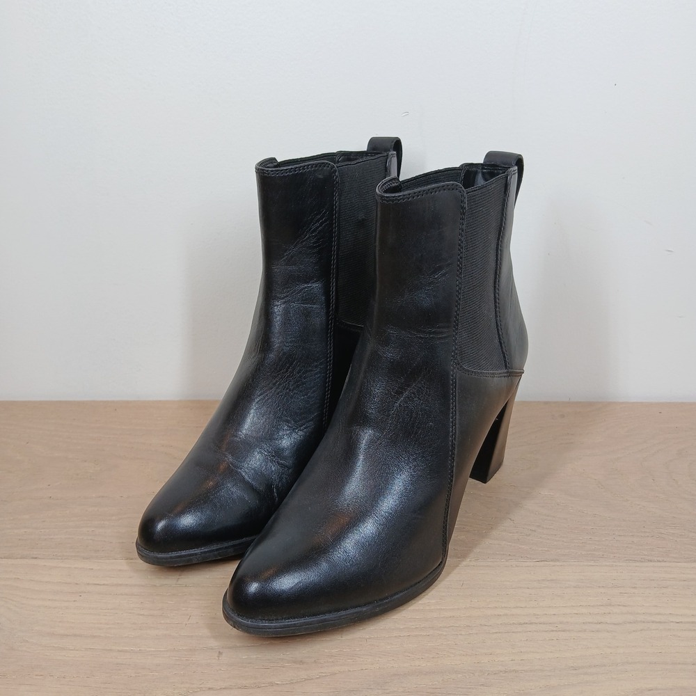 Clarks Artisan Chelsea Boots Women 7.5M Black Leather Block Heel Classic